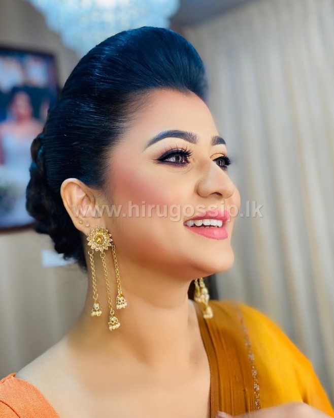කවුරුත් ආදරය කරන ඒ සොඳුරු රුවැත්තිය - රංගන ශිල්පිනී රුවංගි රත්නායක ...