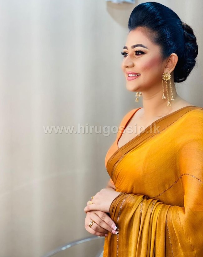 කවුරුත් ආදරය කරන ඒ සොඳුරු රුවැත්තිය - රංගන ශිල්පිනී රුවංගි රත්නායක ...