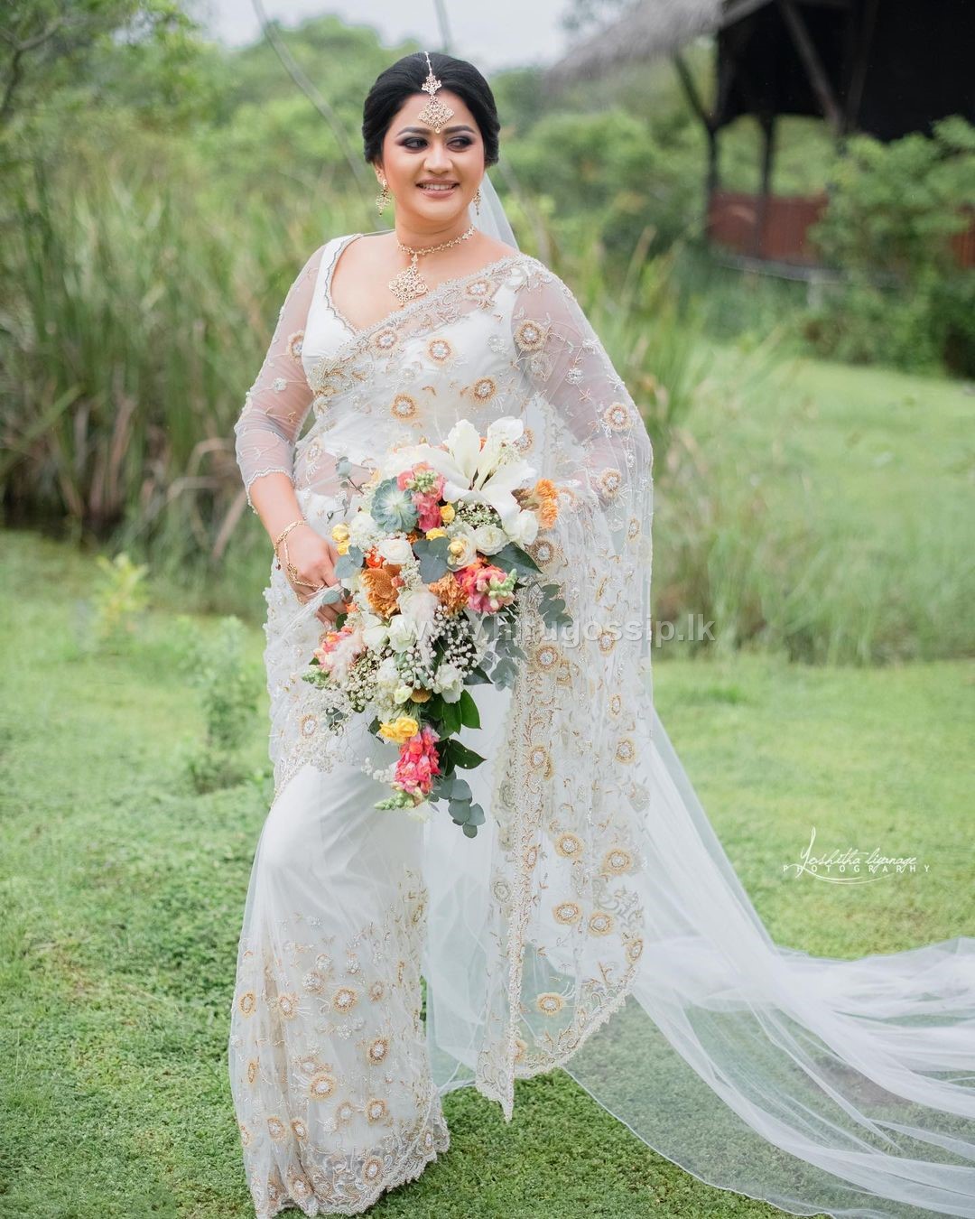 බලන්නකෝ එයාලගේ ආදරේ...” - රුවංගි රත්නායකගේ වෙඩින් ඇනුවසරිය දා එළියට ආපු ...