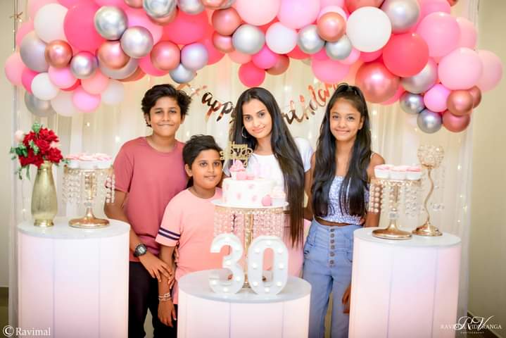 මිනිස්සුන්ව මෙහෙමත් සර්ප්‍රයිස් කරනවාද? නව පරපුරේ ගායිකා චේතනා වීරසිංහව ...