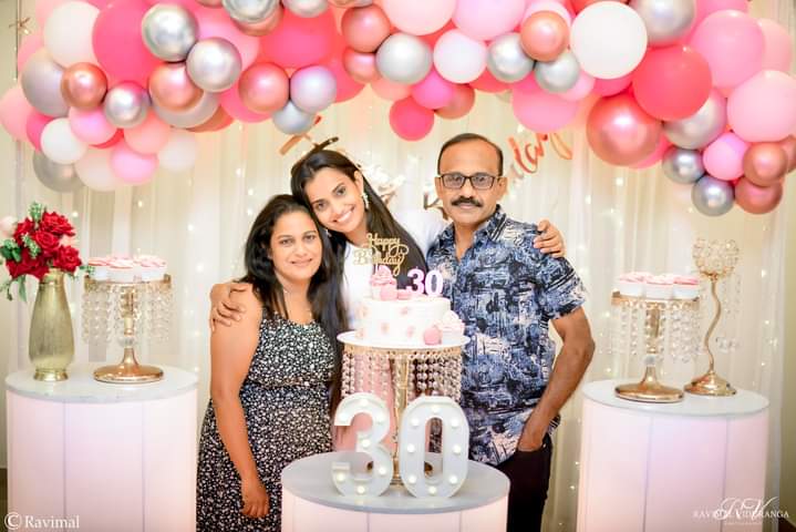 මිනිස්සුන්ව මෙහෙමත් සර්ප්‍රයිස් කරනවාද? නව පරපුරේ ගායිකා චේතනා වීරසිංහව ...