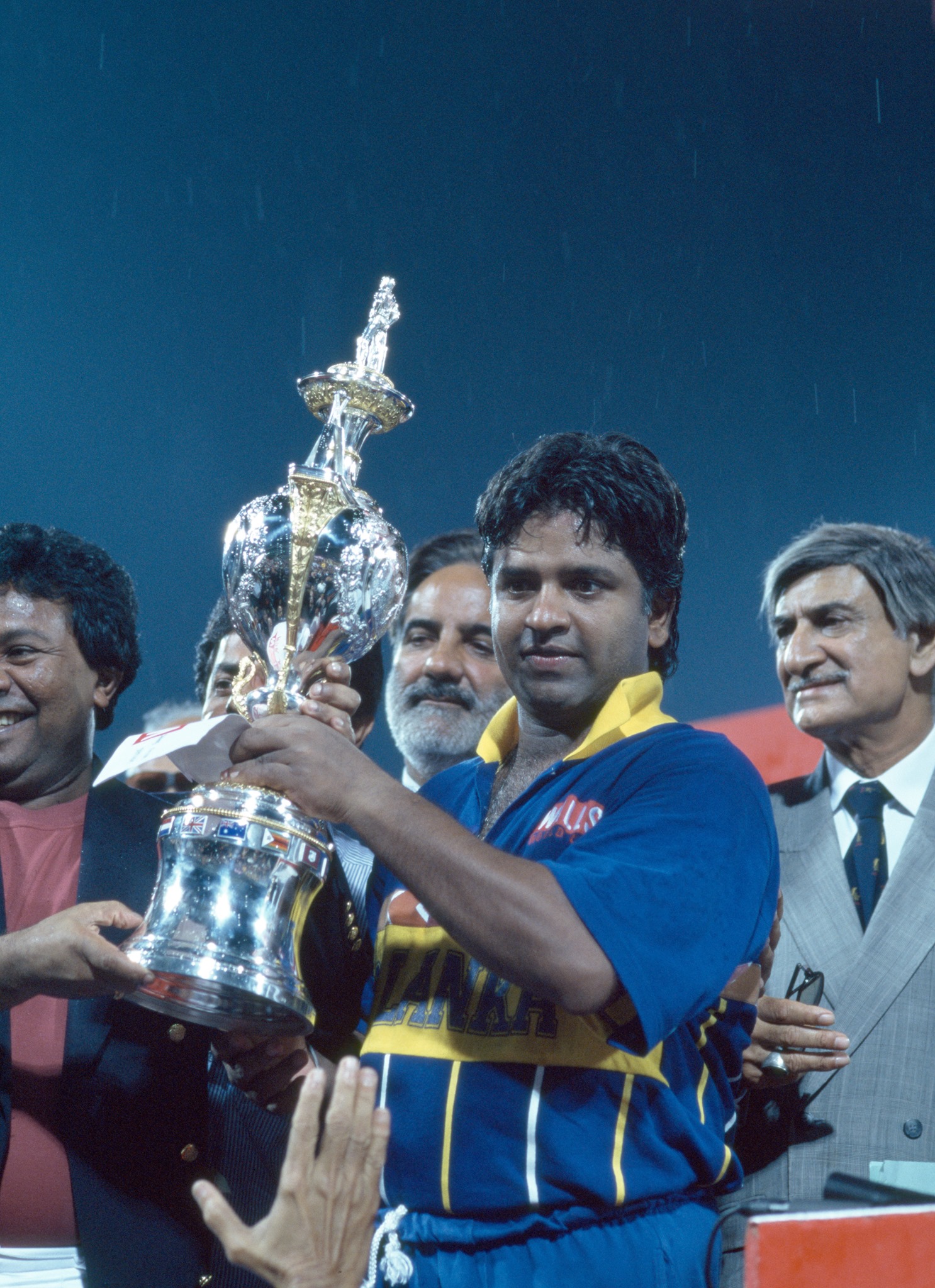 බලපෑම් එද්දි බියට පත් වෙලා අත් හරින, පලා යන මිනිස්සු අතරේ පීඩනයක් එද්දි ...