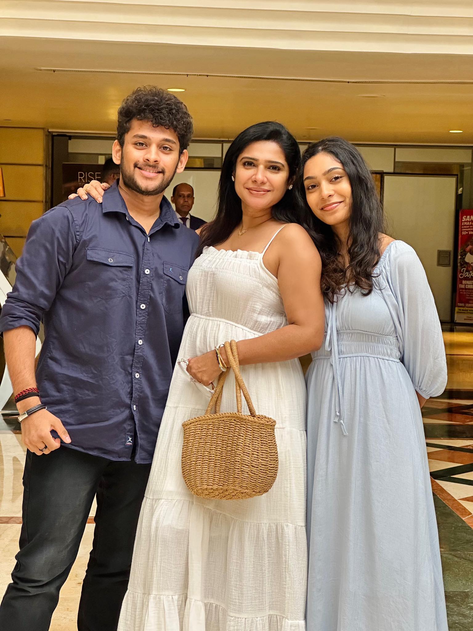 ඇයට මොන තරම් නම් සතුටු ඇතිද..? දියණියගේ ජයග්‍රහණය ගැන සෙව්වන්දි කියූ ...