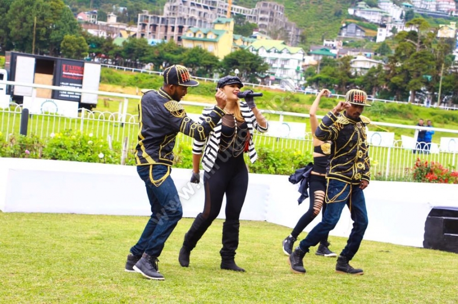 Natasha Rathnayake Live Performance In Nuwaraeliya - Photo Gallery ...