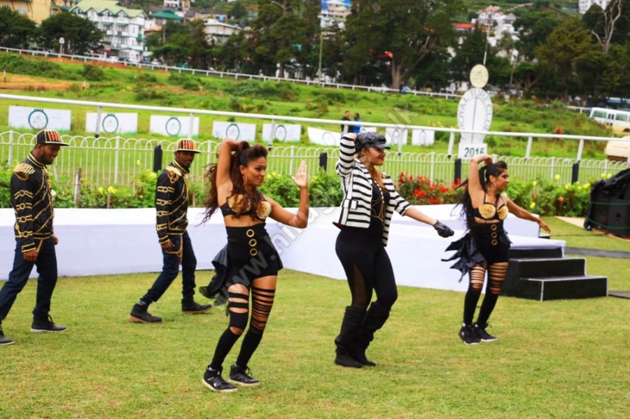 Natasha Rathnayake Live Performance In Nuwaraeliya - Photo Gallery ...
