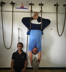 1109-former-president-mahinda-rajapaksa-does-yoga-standing-on-his-head-photos1171606482.jpg